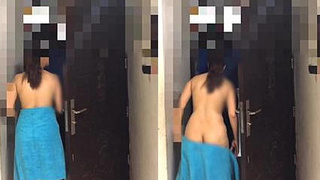 Indian wife's daring towel striptease for the delivery man