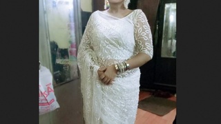 Sensual mature woman from Bangladesh performs in video