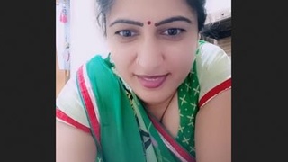 Sensual bhabhi Manju performs in arousing live show