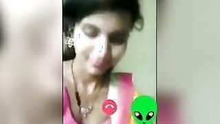 Beautiful Indian XXX girl shows her tits in the video with her boyfriend