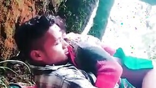 Cheating wife Dehati XXX gets her pussy Dezi fucked outdoors MMS