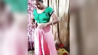 Indian auntie dresses like a real slut after her bath! Desi XXX video