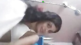 Teenage hottie from Chennai records herself as this hottie bathes