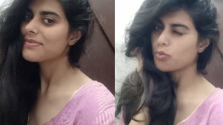 Indian teen girl reveals her cute nude body solo
