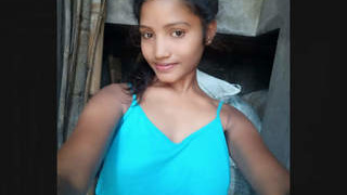 Indian girl shares adorable nude selfies and videos