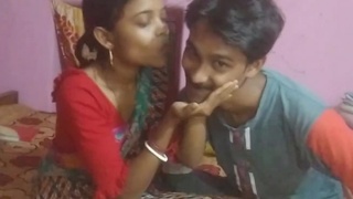 Saree-wearing Indian girl has a good time with her boyfriend