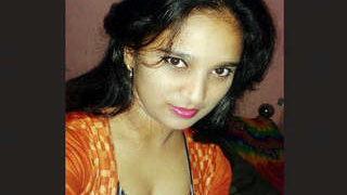 Desi beauty flaunts her big breasts in seductive video