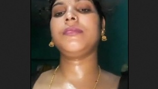 Desi bhabhi reveals her sensual curves in the nude
