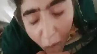Pakistani girl takes cum in her mouth