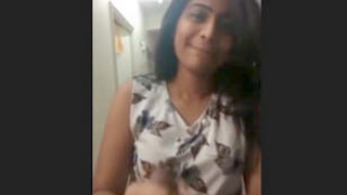 Passionate Indian girlfriend performs oral sex on her lover