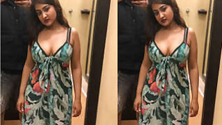 Sexy wife NRI Panjabi Shows Her Boobs