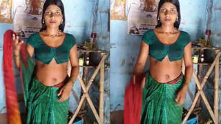 Desi housewife reveals navel in alluring saree